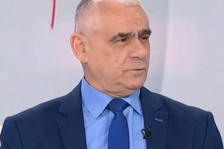 ΓΡΑΦΕΙ Ο ΑΝΤΙΣΤΡΆΤΗΓΟΣ ΕΝ ΑΠΟΣΤΡΑΤΕΊΑ ΚΟΎΣΑΝΤΑΣ ΚΩΝΣΤΑΝΤΊΝΟΣ