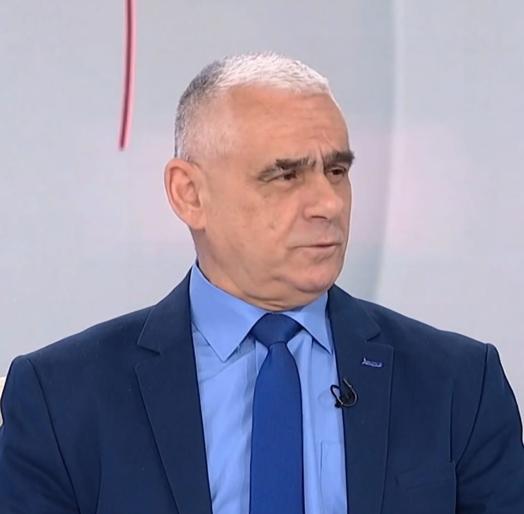 ΓΡΑΦΕΙ Ο ΑΝΤΙΣΤΡΆΤΗΓΟΣ ΕΝ ΑΠΟΣΤΡΑΤΕΊΑ ΚΟΎΣΑΝΤΑΣ ΚΩΝΣΤΑΝΤΊΝΟΣ